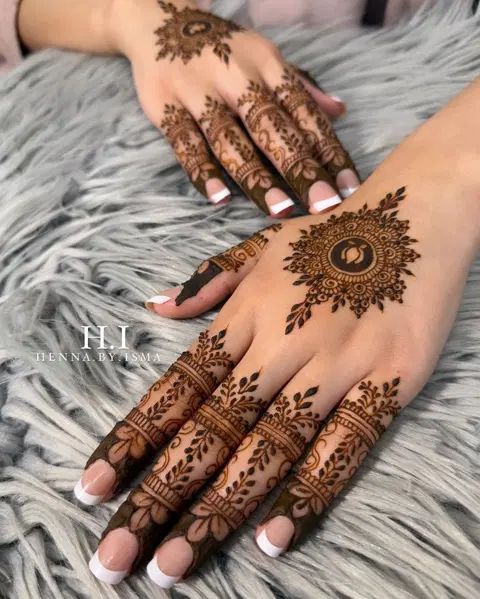 aesthetic royal circle back hand mehndi design