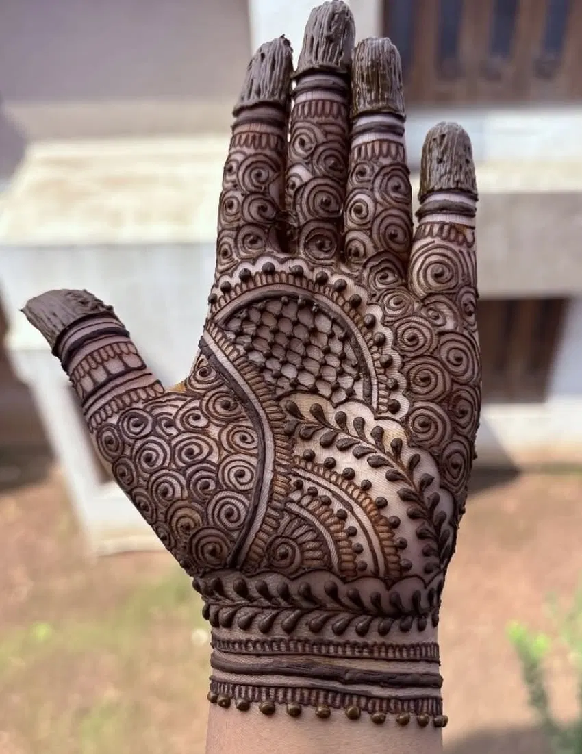 Simple Front Hand Mehndi Design for Teej (2)