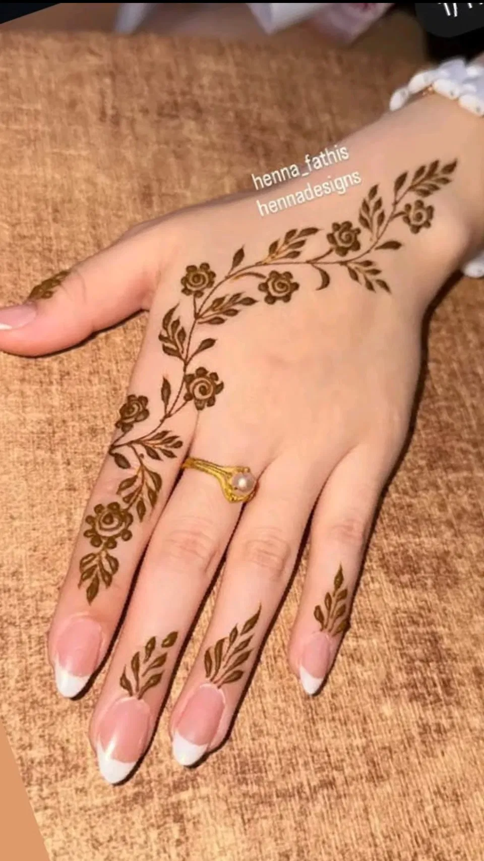 Arabic Minimal Back Hand Mehndi Design for Eid