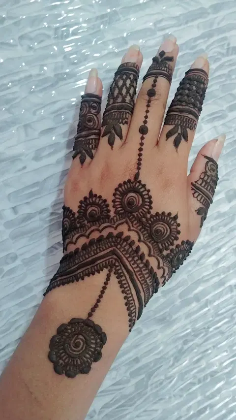 simple back hand mehndi design