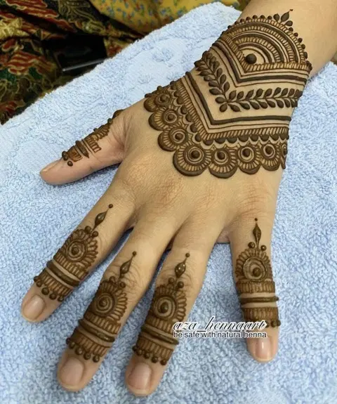 simple stylish back hand mehndi design