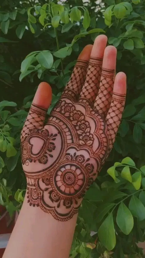 simple stylish heart front hand mehndi design