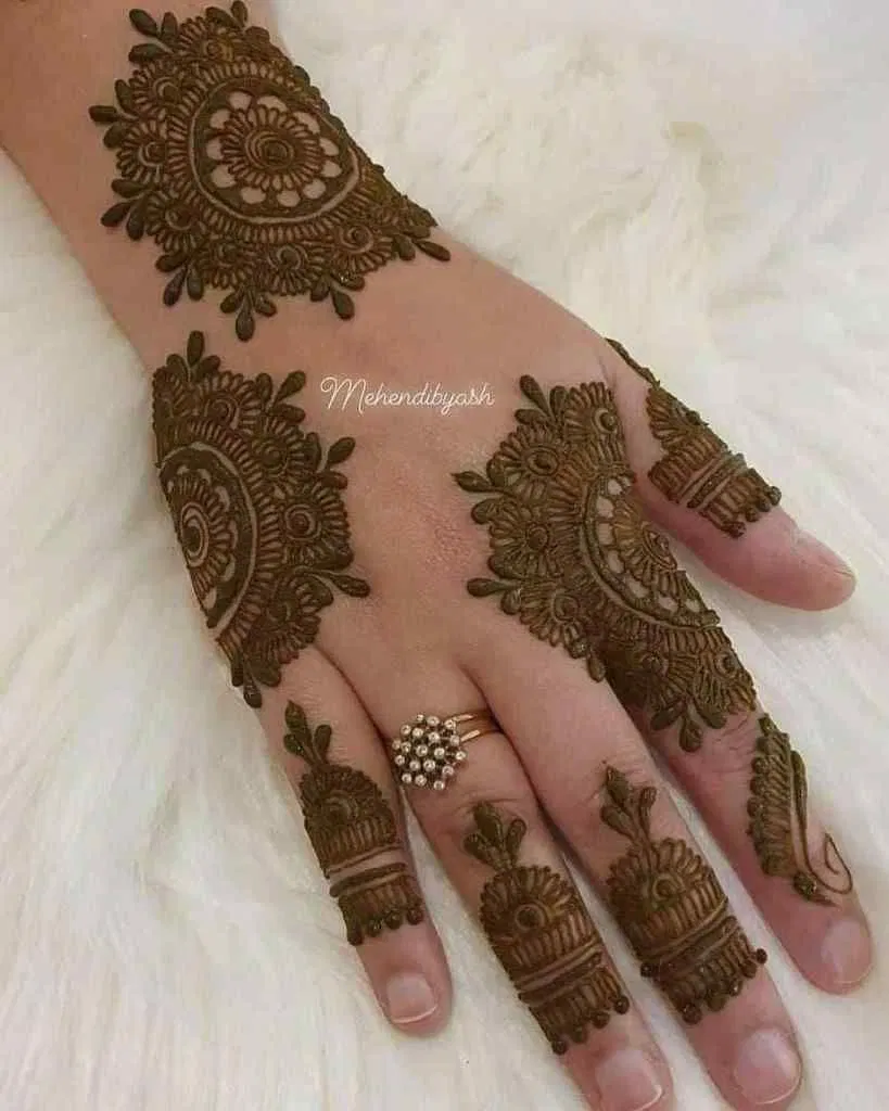 Arabic Bridal Finger Mehndi Design with Gol Tikki for Teej (2)