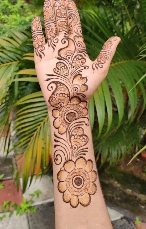 Arabic Stylish Front Hand Mehndi Design with Bel (2)