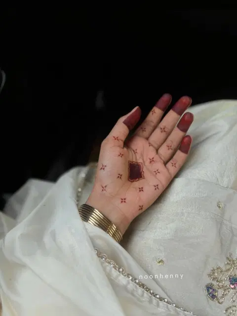 aesthetic minimal finger mehndi design