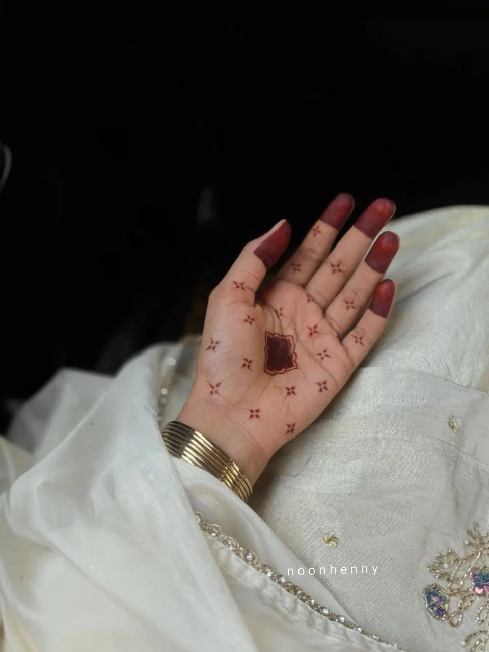 Aesthetic Minimal Finger Mehndi Design for Eid (2)
