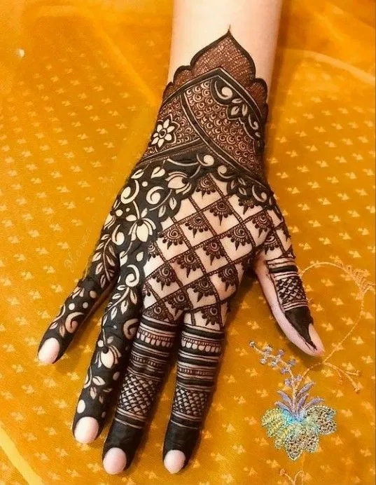 Stylish Back Hand Mehndi Design for Karwa Chauth (3)