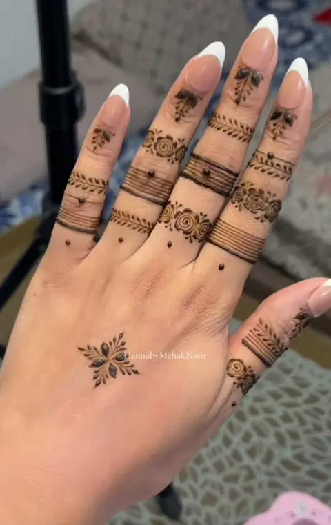 aesthetic minimal finger mehndi design