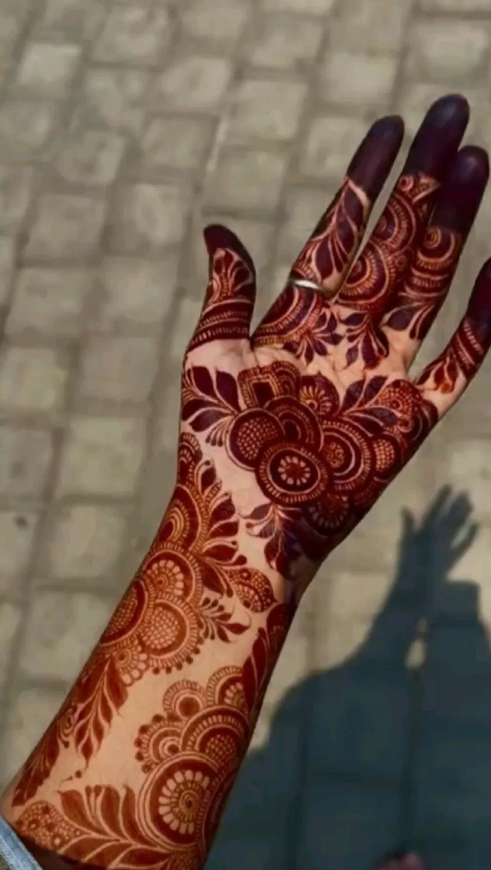 Arabic Simple Front Hand Mehndi Design with Bel (9)