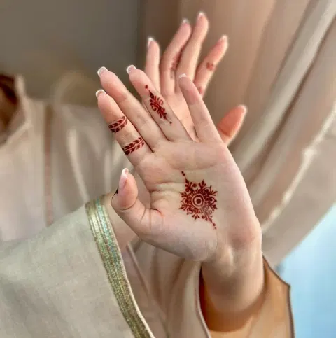 aesthetic minimal finger mehndi design