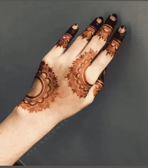 aesthetic arabic circle back hand mehndi design