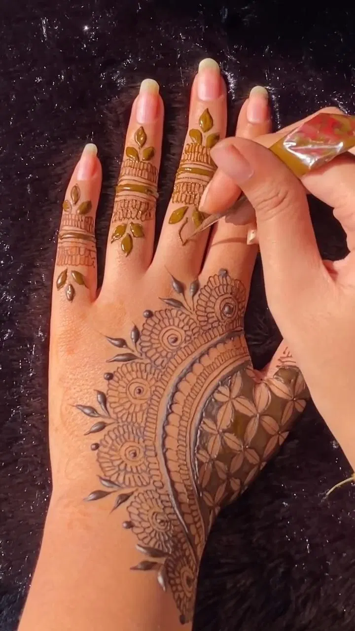 Aesthetic Simple Back Hand Mehndi Design with Gol Tikki and Hidden Name (16)