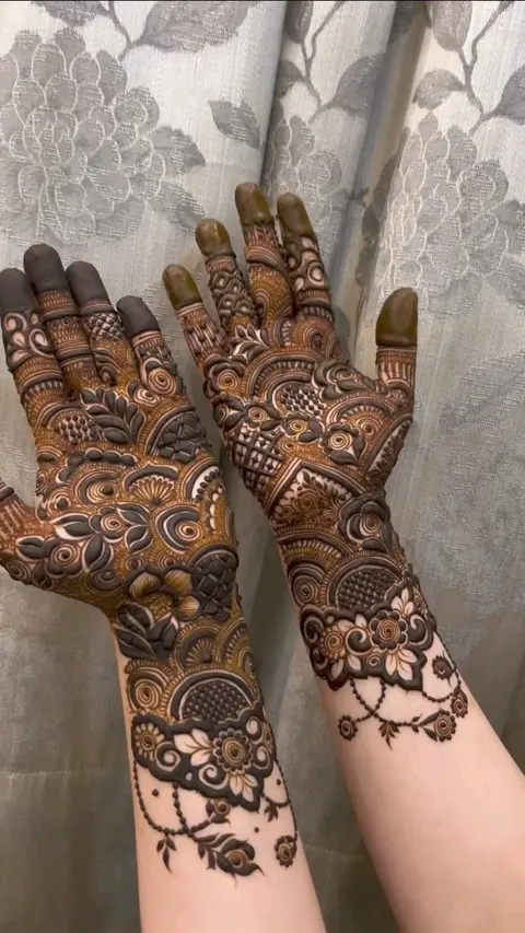 aesthetic arabic figure front hand mehndi design