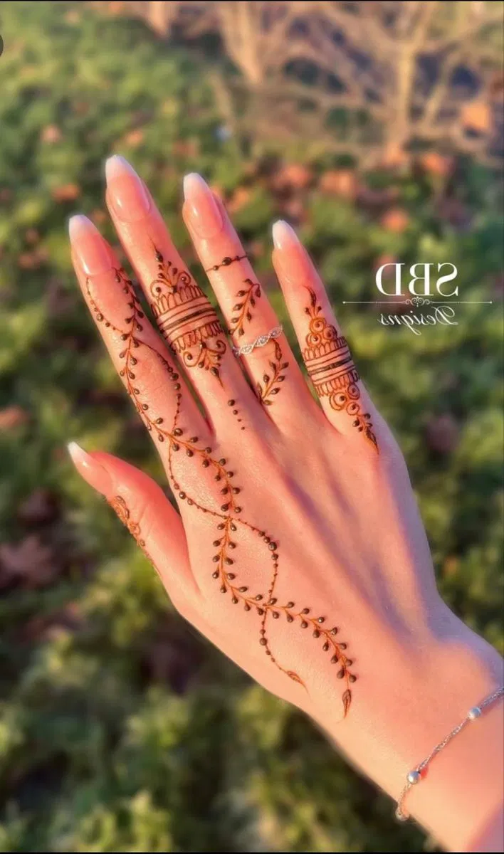Aesthetic Arabic Back Hand Mehndi Design with Bel for Eid (2)
