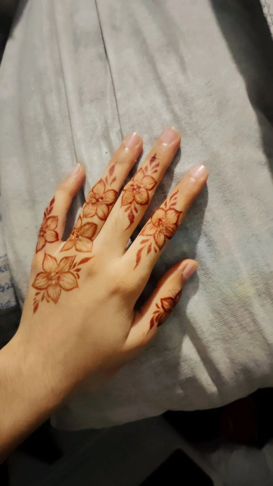 Aesthetic Arabic Back Hand Mehndi Design with Flowers (11)