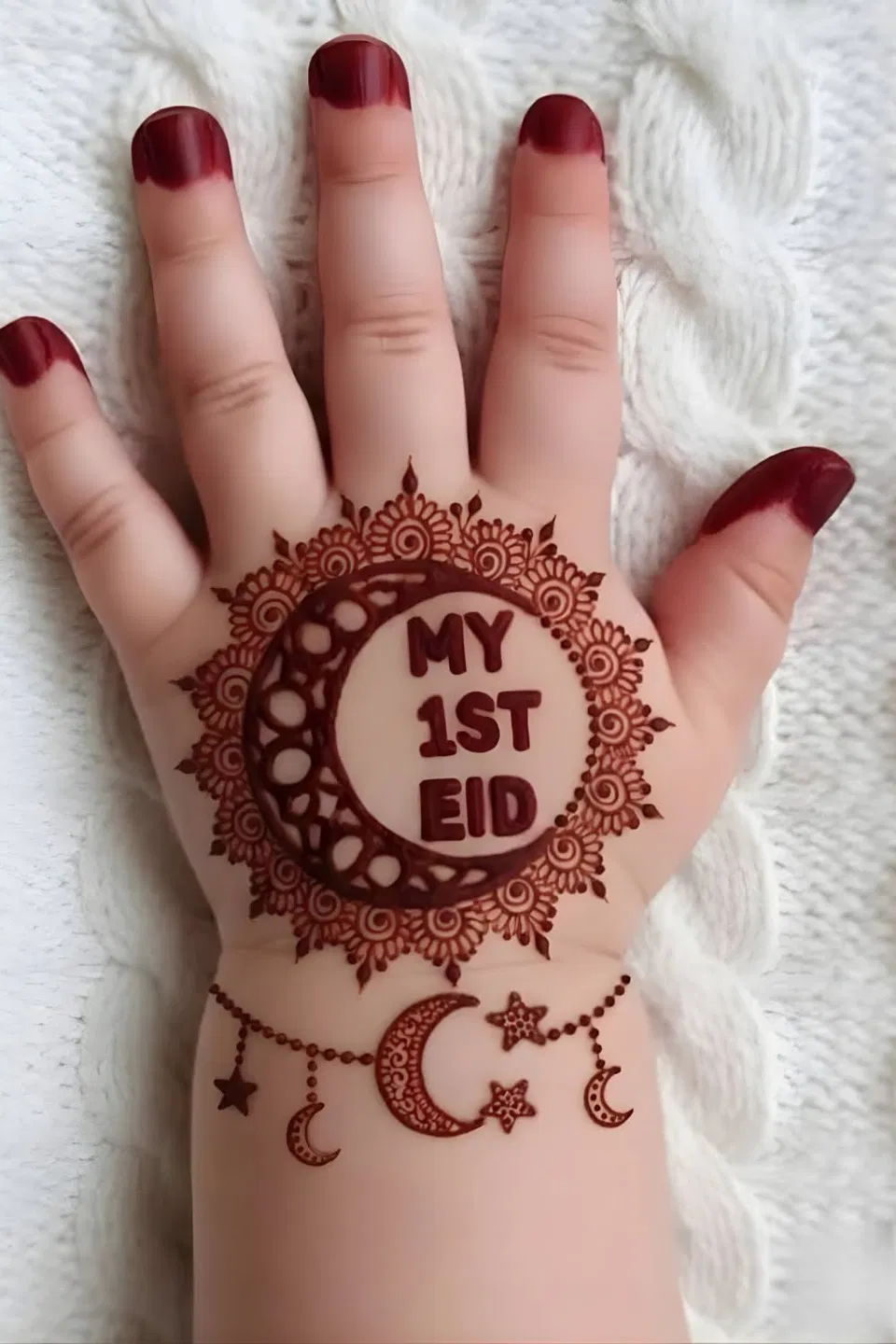 Simple Back Hand Mehndi Design with Gol Tikki and Moon for Eid (2)