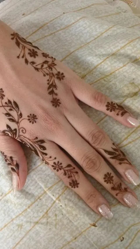aesthetic arabic flower finger mehndi design