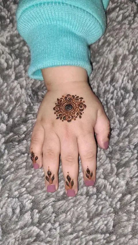 simple circle back hand mehndi design