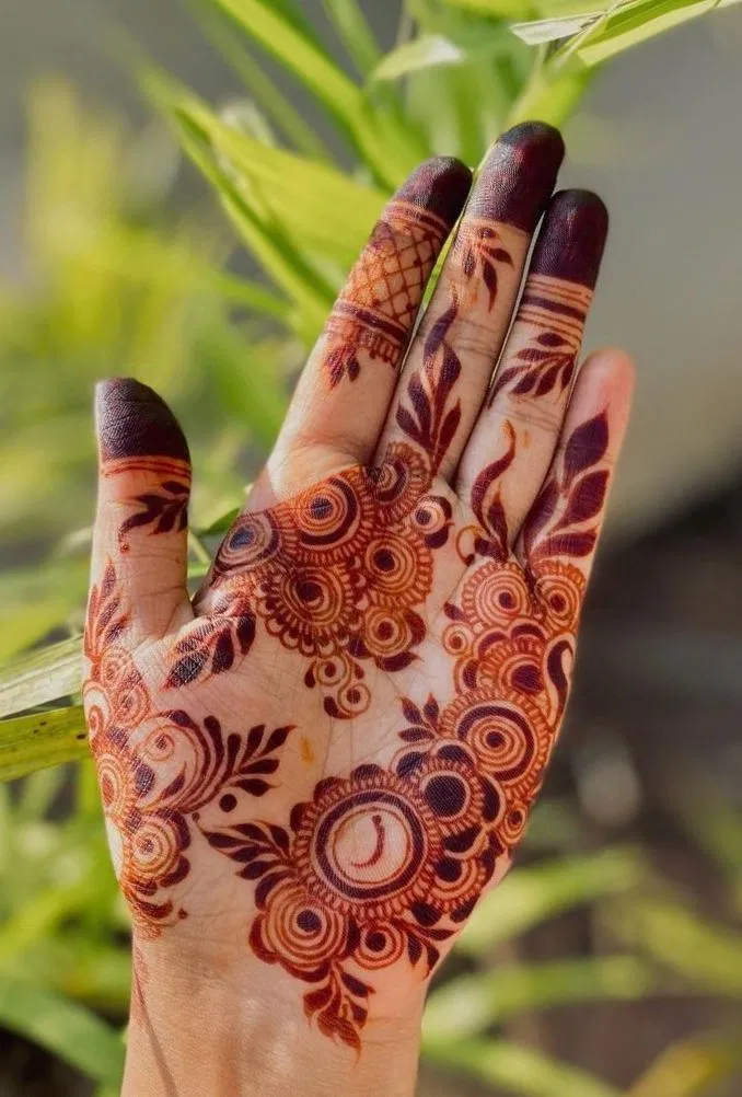 Aesthetic Simple Front Hand Mehndi Design with Gol Tikki and Hidden Name