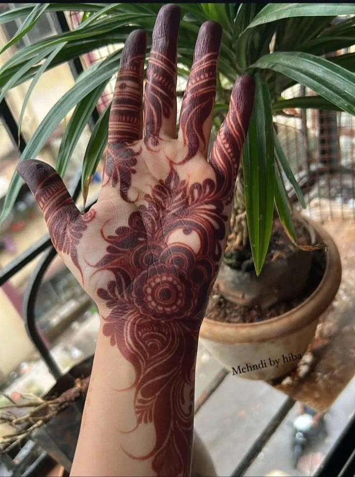 Aesthetic Arabic Foot Mehndi Design with Flowers (2)