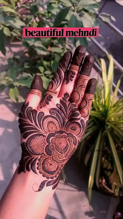 aesthetic bridal circle finger mehndi design