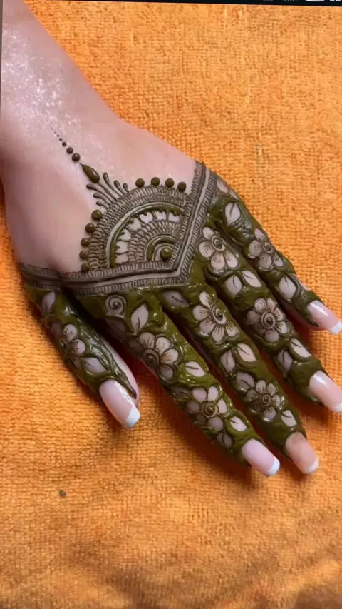 simple stylish back hand mehndi design