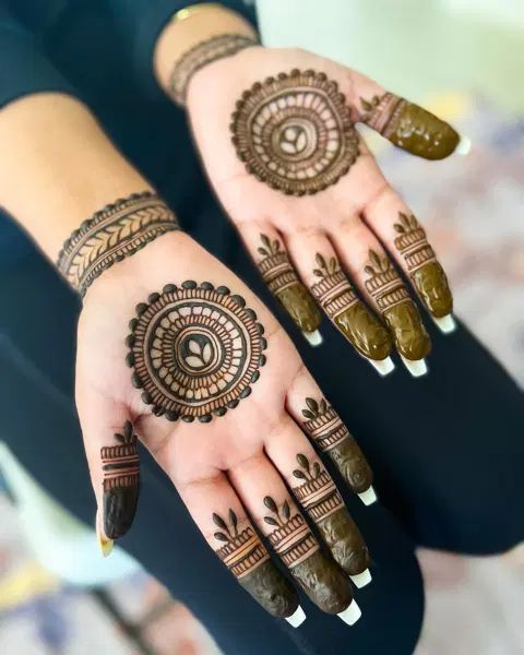 bridal minimal circle back hand mehndi design