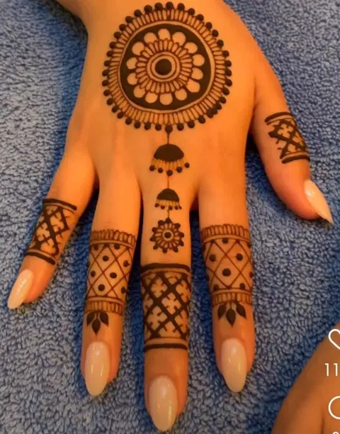 simple circle finger mehndi design