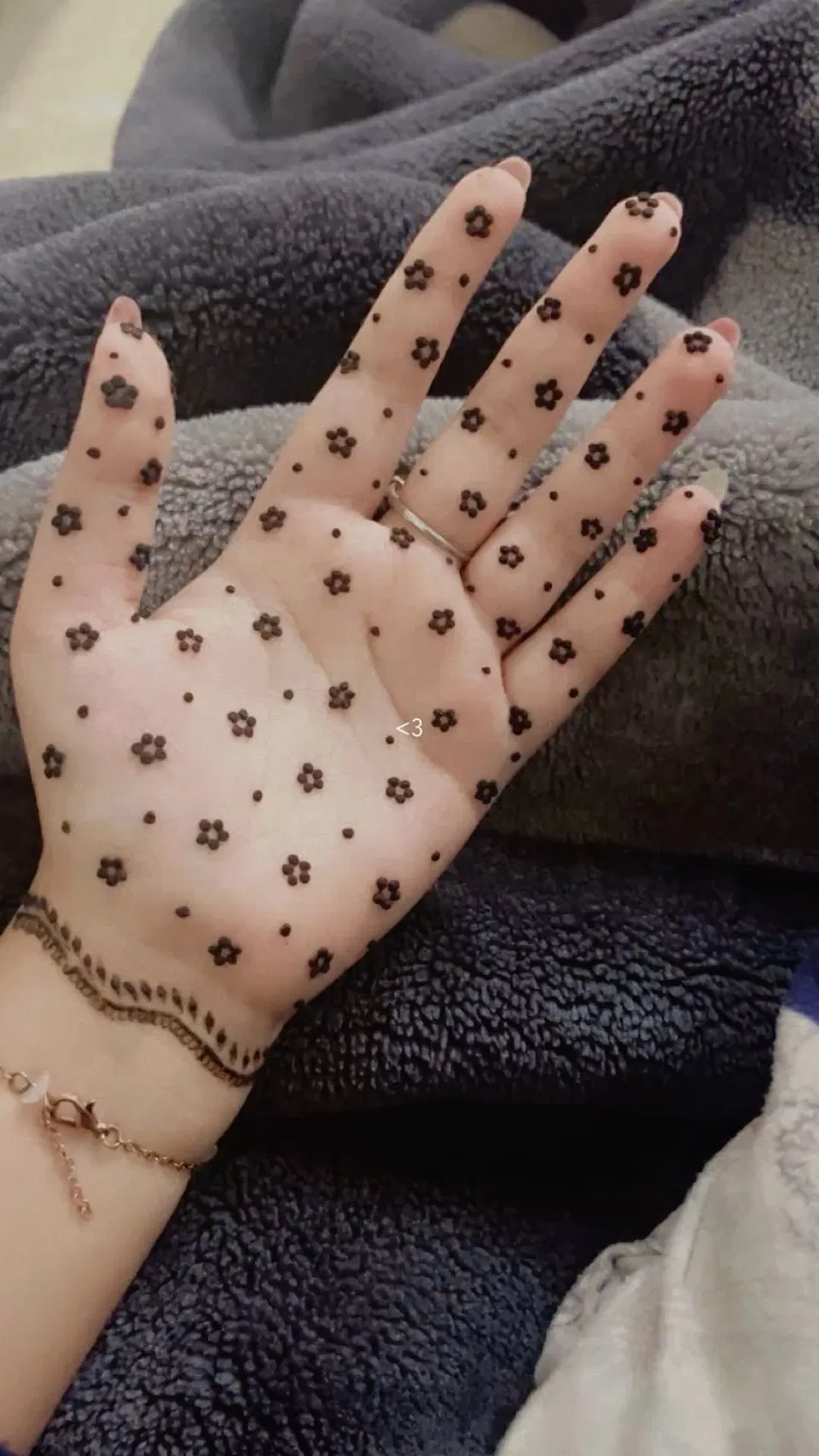 Aesthetic Arabic Finger Mehndi Design with Flowers for Eid (5)