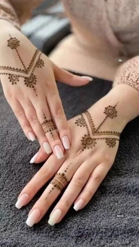 aesthetic arabic back hand mehndi design