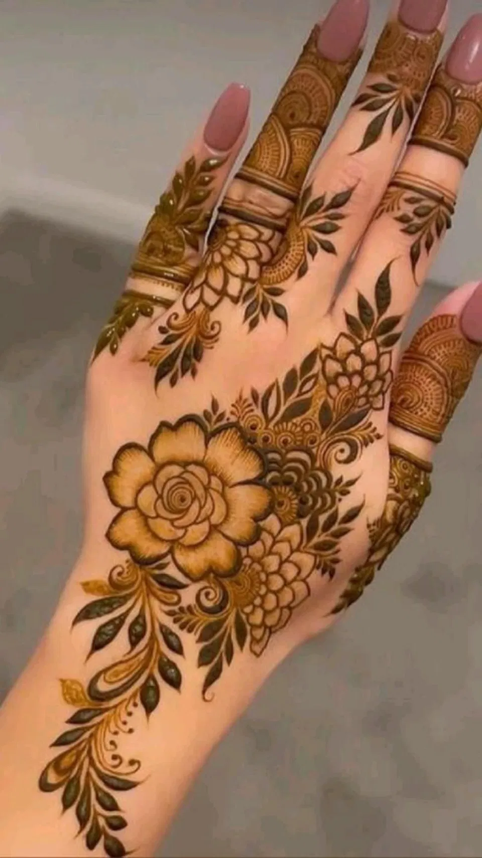 Aesthetic Arabic Back Hand Mehndi Design with Flowers (55)