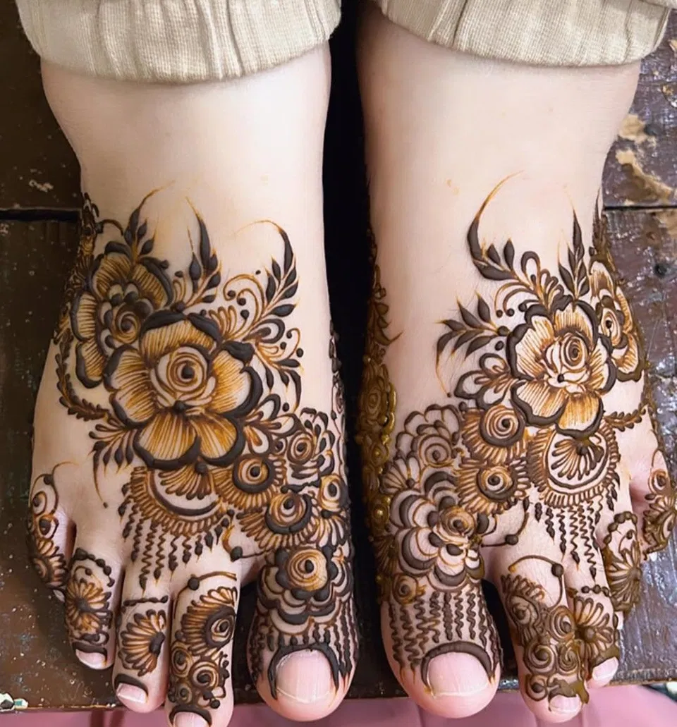 Arabic Simple Foot Mehndi Design with Flowers