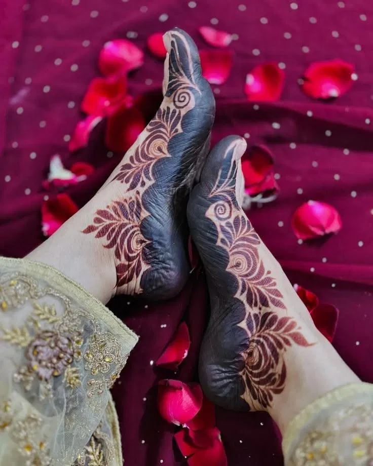 Arabic Bridal Foot Mehndi Design with Gol Tikki, Flowers and Hearts