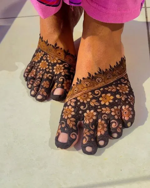 simple stylish flower back hand mehndi design