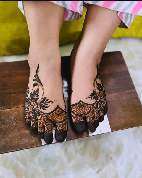 aesthetic arabic flower foot mehndi design
