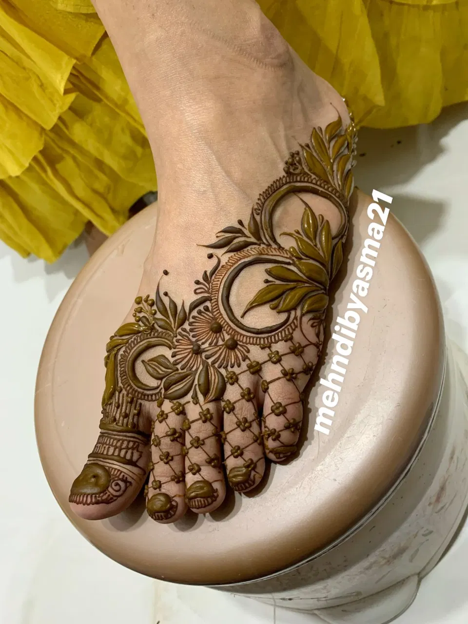 Stylish Foot Mehndi Design with Flowers and Moon