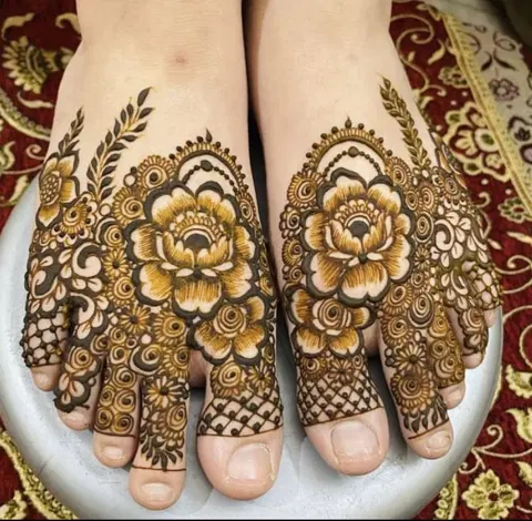 dubai simple flower finger mehndi design