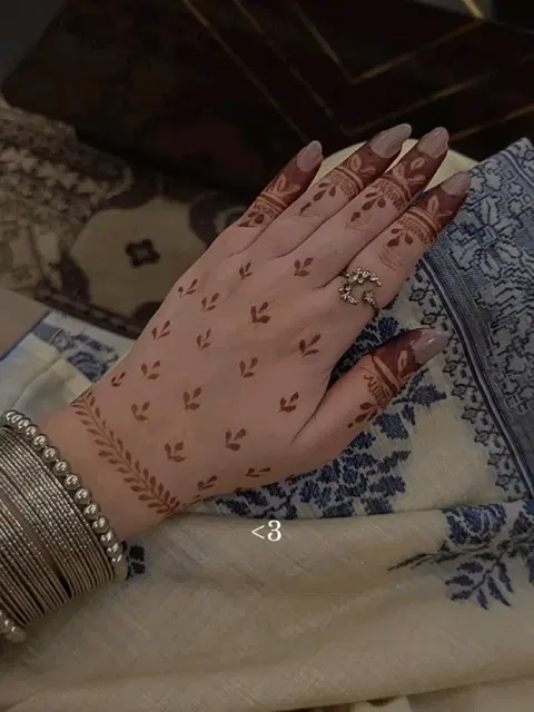 minimal simple circle finger mehndi design