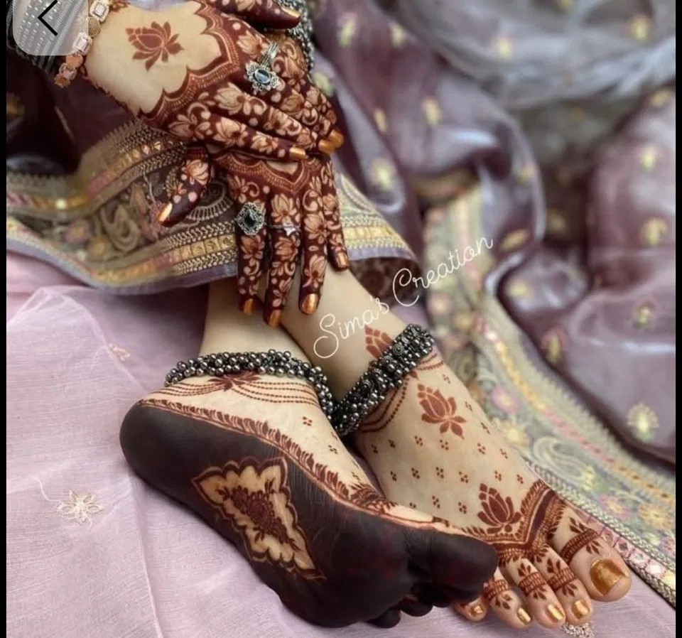 Aesthetic Bridal Foot Mehndi Design for Engagement
