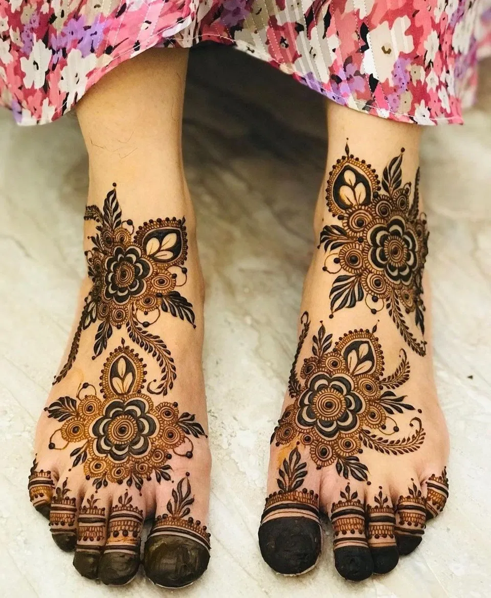 Arabic Stylish Foot Mehndi Design with Flowers