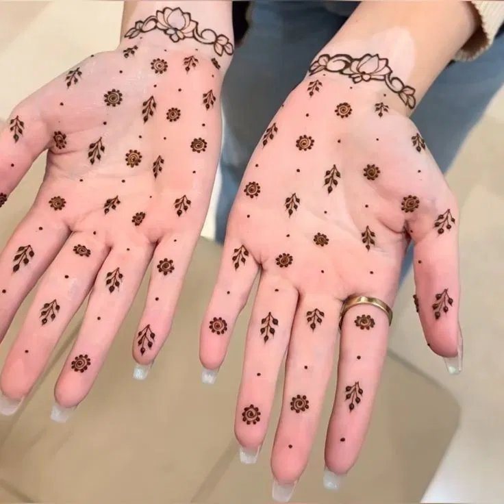Aesthetic Minimal Finger Mehndi Design with Moon for Eid
