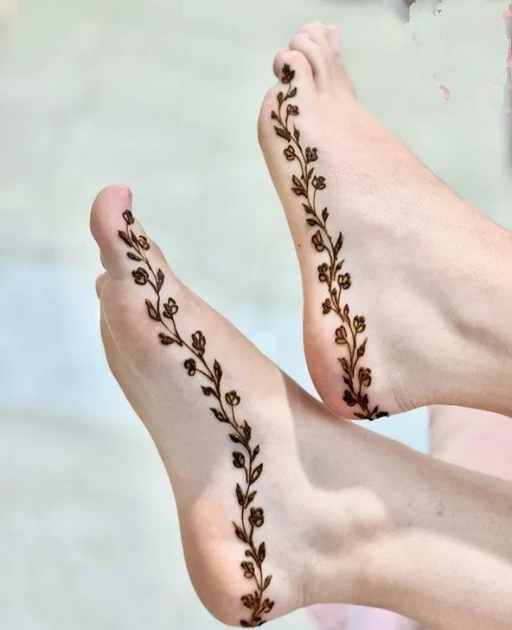 Arabic Simple Back Hand Mehndi Design with Hearts (2)
