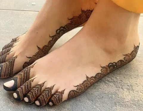 simple stylish back hand mehndi design