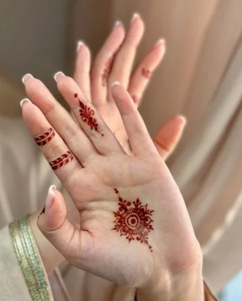 Aesthetic Minimal Finger Mehndi Design with Flowers (2)