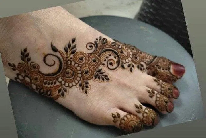 Arabic Simple Back Hand Mehndi Design with Bel (17)