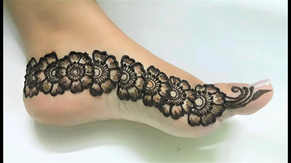 Arabic Simple Foot Mehndi Design with Flowers (2)