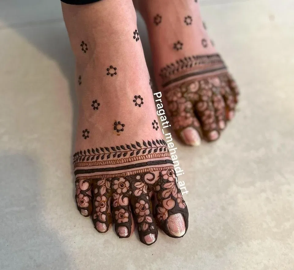 Arabic Minimal Back Hand Mehndi Design with Flowers (2)