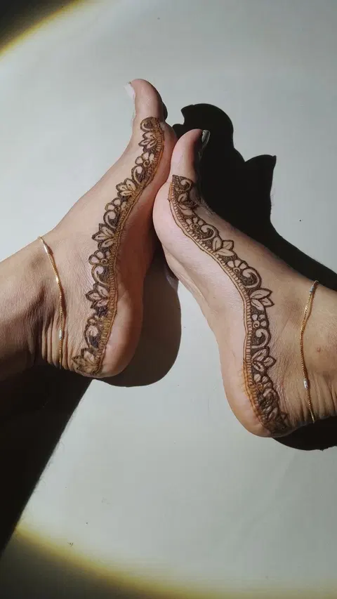 aesthetic arabic figure foot mehndi design