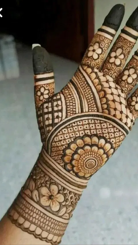 front hand mehndi design