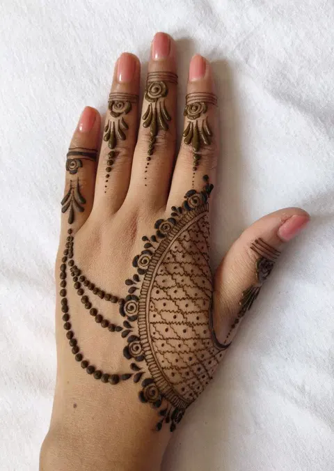 simple stylish back hand mehndi design